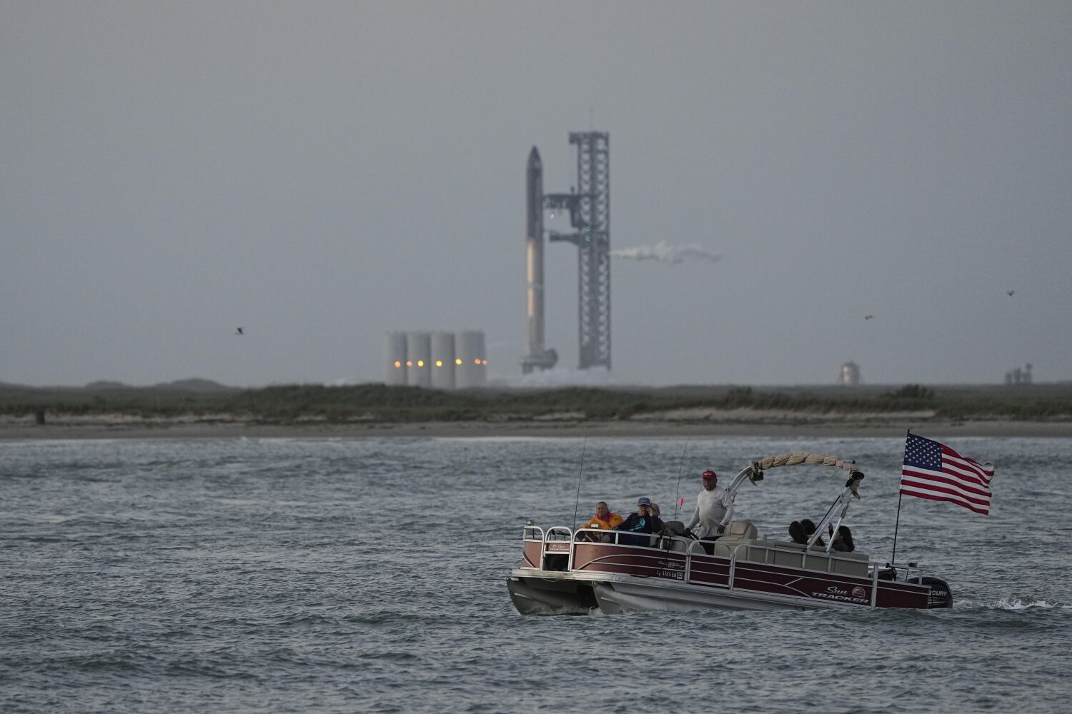 SpaceX'in devasa Starship roketi fırlatma rampasını temizler ancak sonunda patlar