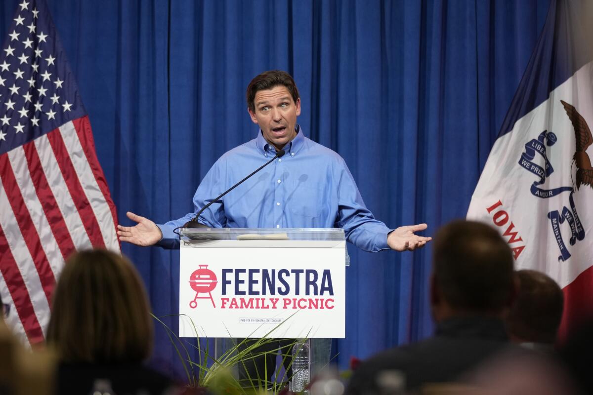 El gobernador de Florida, Ron DeSantis, habla durante un evento de recaudación de fondos 