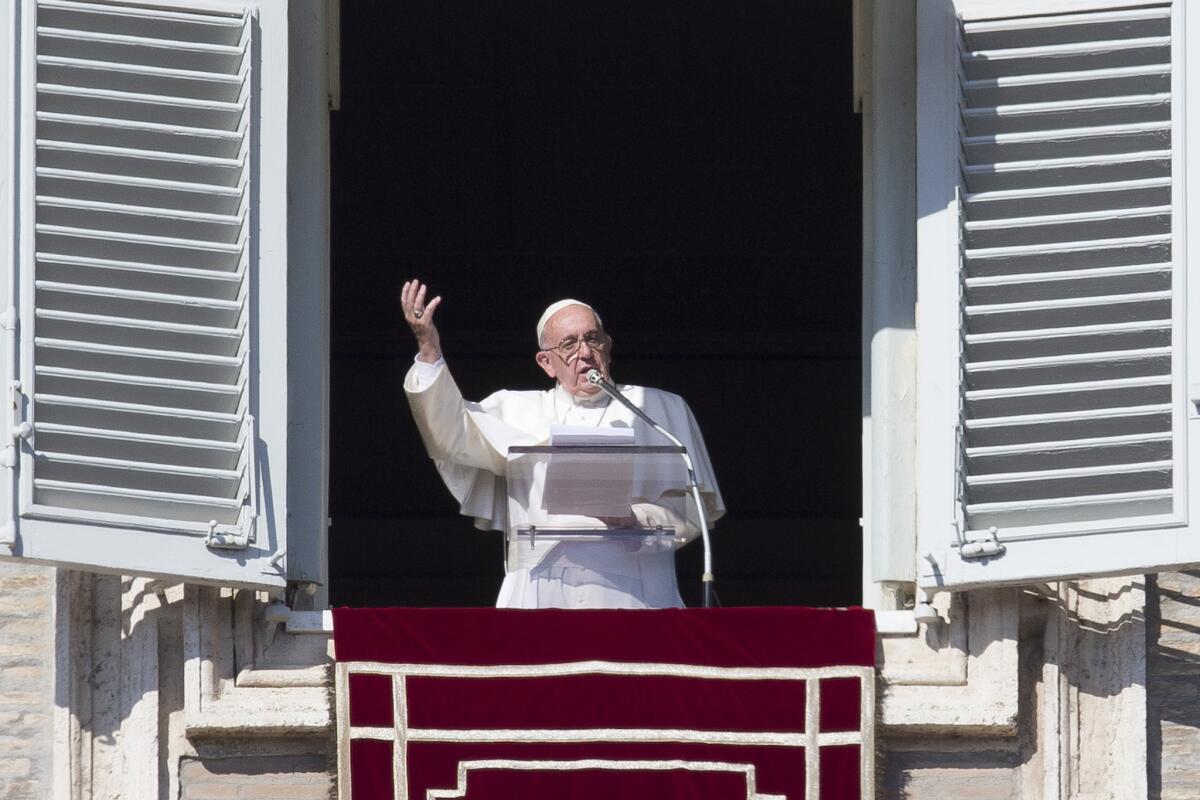 El Papa Francisco da su bendición durante la oración del Angelus del mediodía que celebró desde la ventana de su estudio con vistas a la Plaza de San Pedro en el Vaticano, el domingo 1 de noviembre de 2015. El Vaticano reportó el lunes 2 de noviembre de 2015 el arresto de un monseñor y una mujer como parte de la investigación por la filtración de documentos confidenciales de la Santa Sede. (Foto AP/Andrew Medichini)