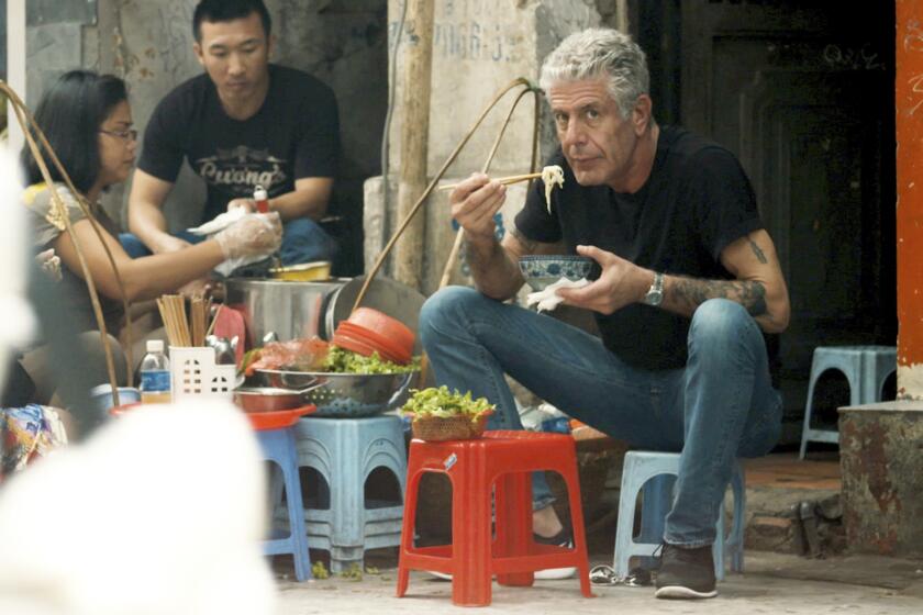 En esta imagen difundida por Focus Features, Anthony Bourdain en una escena del documental de Morgan Neville "Roadrunner". La película se estrenó en el Festival de Tribeca el viernes 11 de junio de 2021. (Focus Features vía AP)