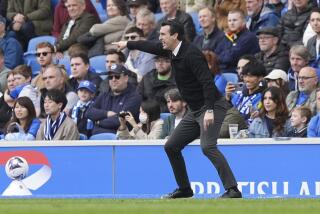 El técnico de Aston Villa Unai Emery durante el partido contra Brighton en la Liga Premier, el domingo 5 de mayo de 2024. (Gareth Fuller/PA vía AP)