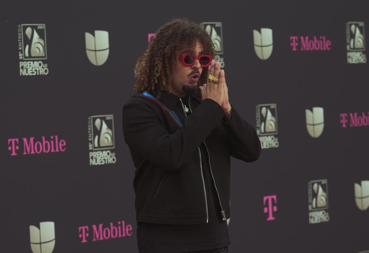 El reggaetonero Maffio a su paso por la alfombra del evento.