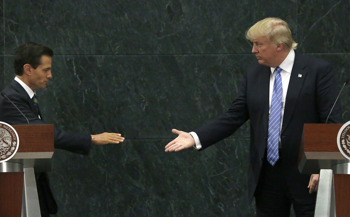 El presidente mexicano Enrique Peña Nieto extiende su mano a Donald Trump, nominado presidencial republicano, en la visita a Los Pinos.