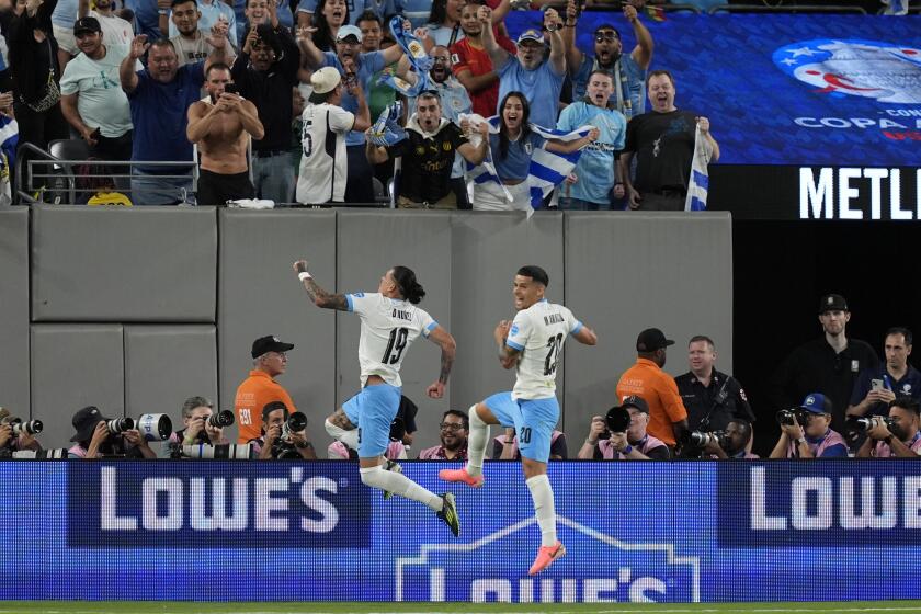 Darwin Núñez (izquierda) festeja tras marcar el segundo gol de Uruguay ante Bolivia en el partido por el Grupo C de la Copa América, el jueves 27 de junio de 2024, en East Rutherford, Nueva Jersey. (AP Foto/Julia Nikhinson)