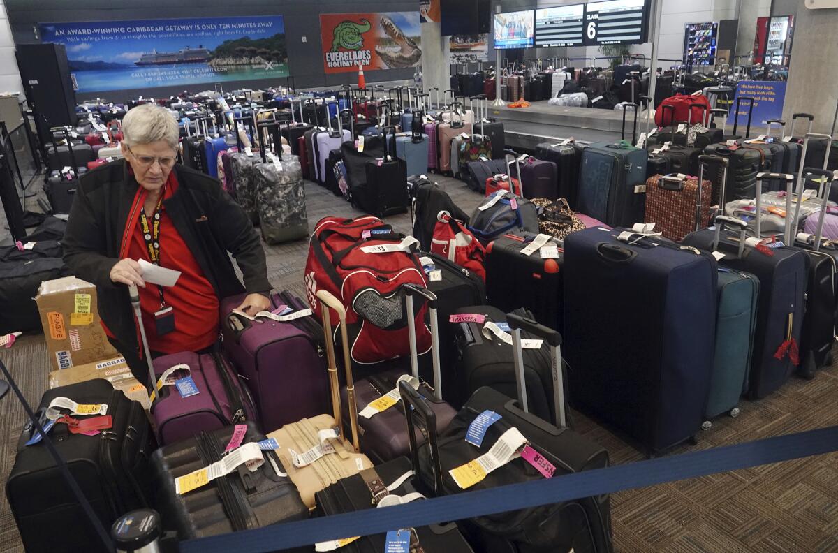 Un grupo de viajeros espera por su equipaje tras tener vuelos cancelados en Southwest Airlines en el Aeropuerto
