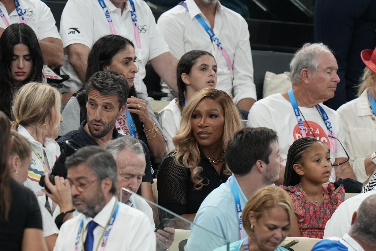 Serena Williams en las gradas antes de la ronda final de equipos femeninos de gimnasia artística 