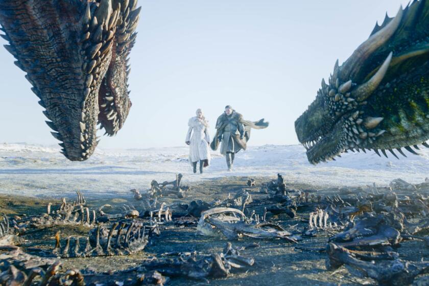En esta imagen difundida por HBO, Emilia Clarke, a la izquierda, y Kit Harington en una escena del cap√≠tulo final de "Game of Thrones". (HBO v√≠a AP)