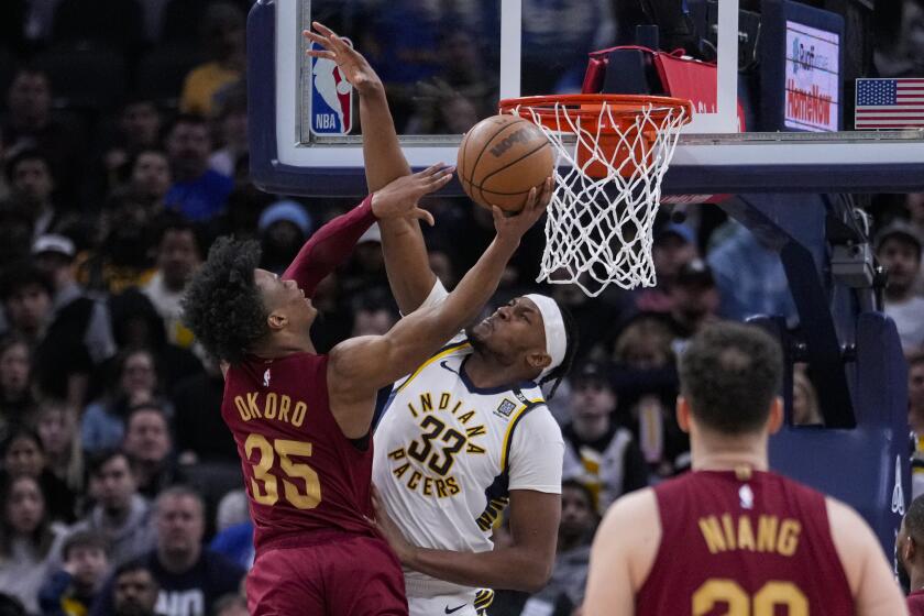 Isaac Okoro (35), de los Cavaliers de Cleveland, supera a Myles Turner (33), de los Pacers de Indiana, durante la segunda mitad del juego de baloncesto de la NBA en Indianápolis, el lunes 18 de marzo de 2024. (AP Foto/Michael Conroy)