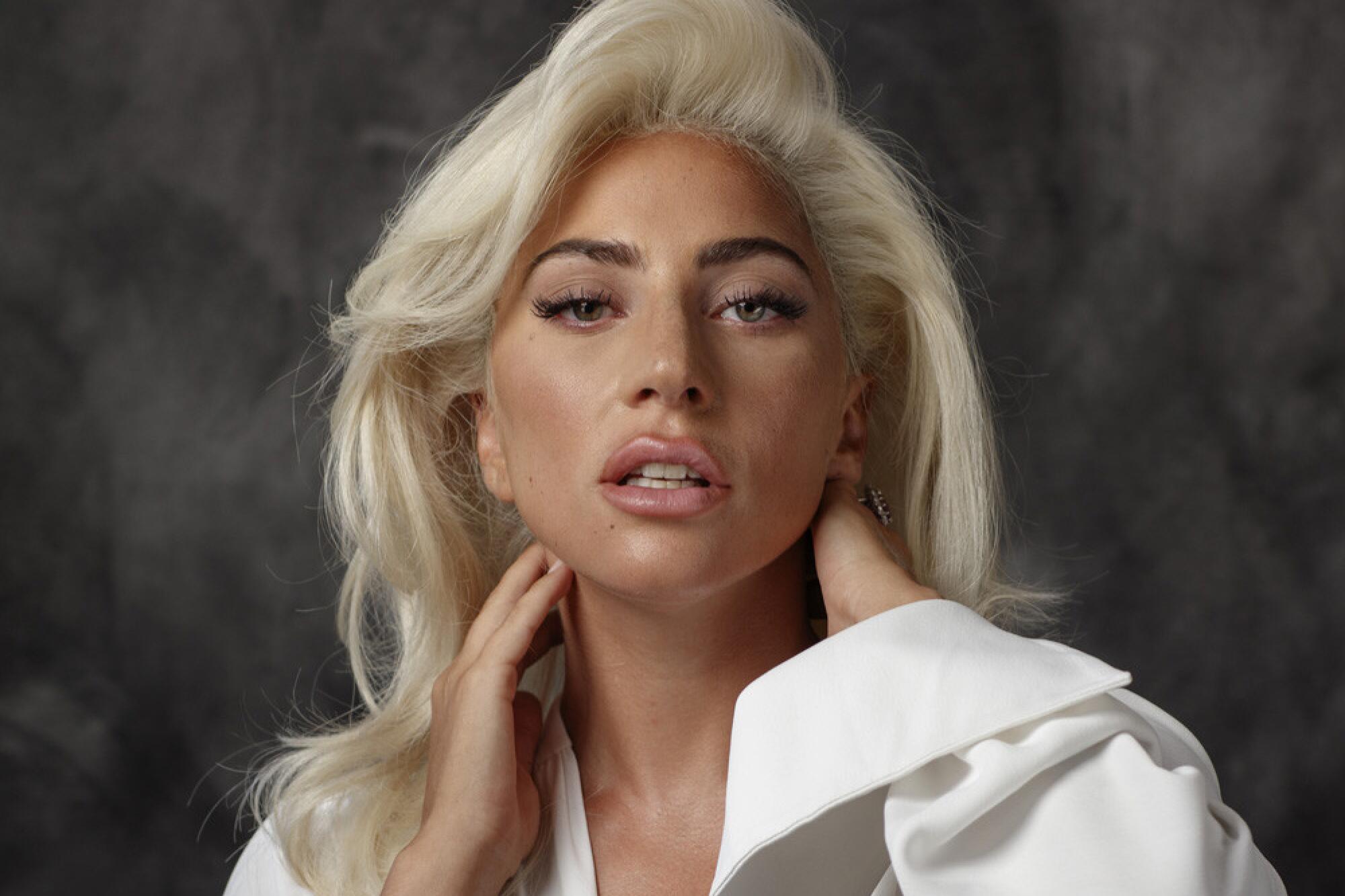 Lady Gaga cuando poso en Malibúpara Los Angeles Times cuando promocionaba"A Star is Born".