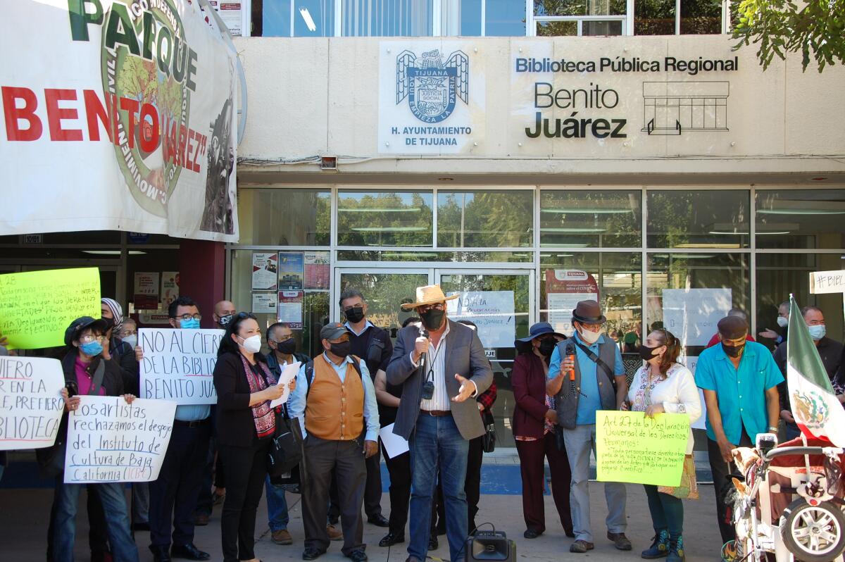 Protesters gathered outside the Benito Juárez library 