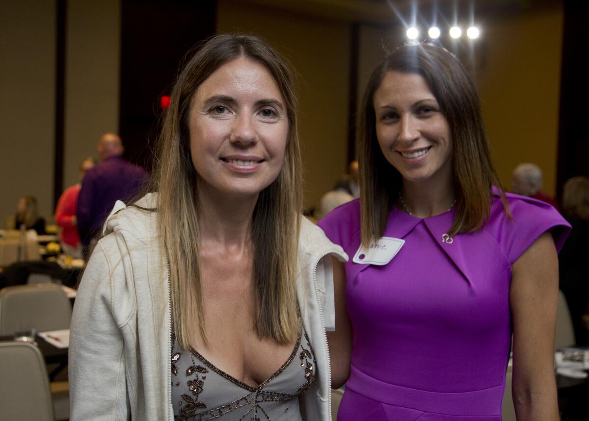 Giedre Cohen, de 37 años y residente de Calabasas, California, y Carrie Richardson, 34, de Montgomery, Alabama, posan para una fotografía durante un descanso en la Conferencia Internacional de la Asociación de la Enfermedad de Alzheimer, el sábado 18 de julio de 2015, en Washington. (Foto AP/Manuel Balce Ceneta)