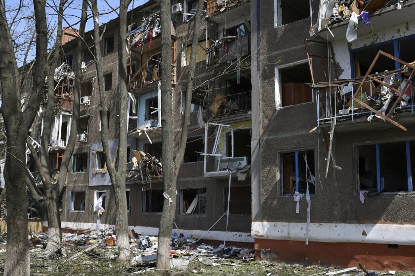 Bombardıman sonucu apartman yıkıldı