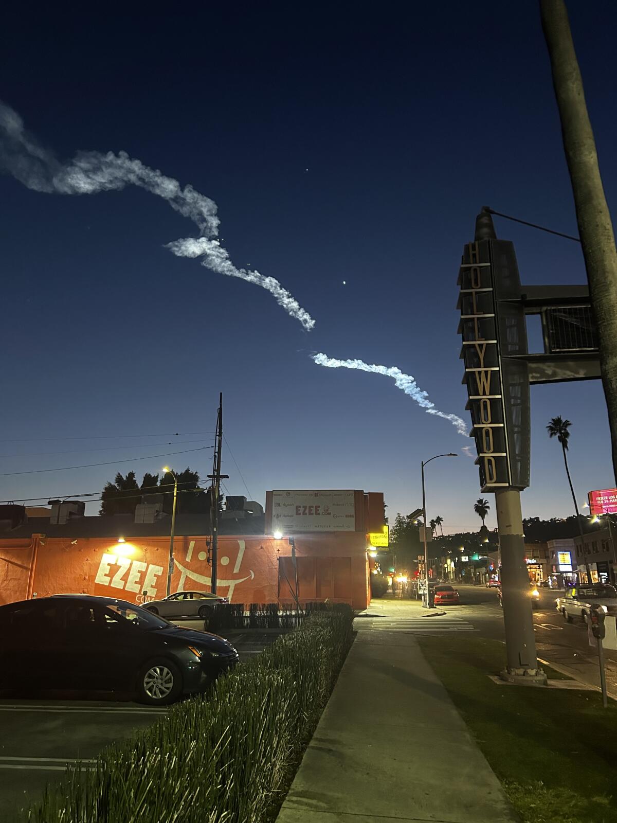 Une fusée SpaceX Falcon 9 a lancé la mission Starlink 7-16 depuis la base spatiale de Vandenberg.