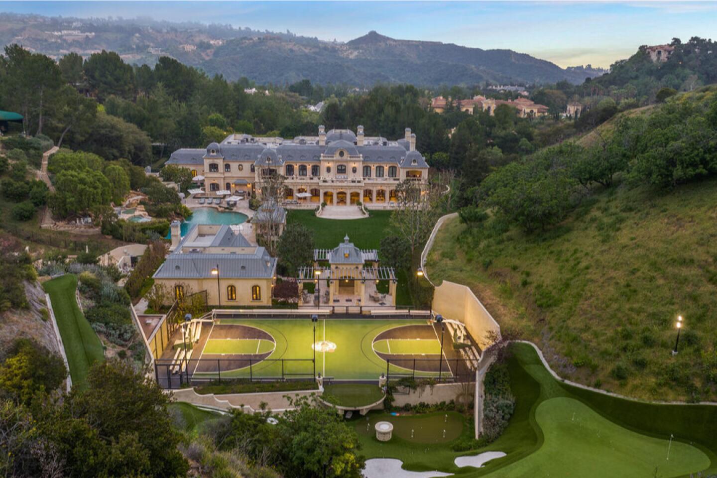 Mark WahlƄerg's Beʋerly Park мega-мansion is for sale - Los Angeles Tiмes