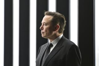 En esta imagen del 22 de marzo de 2022, el director general de Tesla, Elon Musk, acude a la inauguración de la fábrica de Tesla Berlin Brandenburg, en Gruenheide, Alemania. (Patrick Pleul/Pool via AP, Archivo)