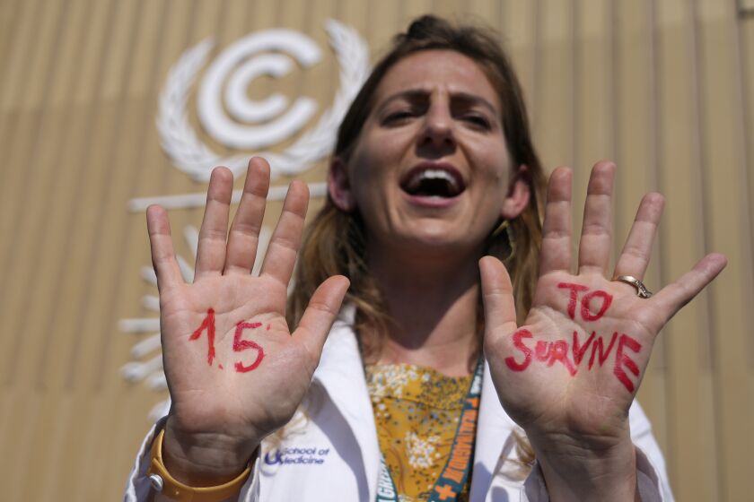 ARCHIVO - Una manifestante muestra las manos con el mensaje "1,5 grados para sobrevivir"., en referencia al objetivo de limitar el calentamiento global, en una protesta en la cumbre climática de Naciones Unidas COP28 en Sharm el Sheij, Egipto, el 16 de noviembre de 2022. (AP Foto/Peter Dejong, Archivo)