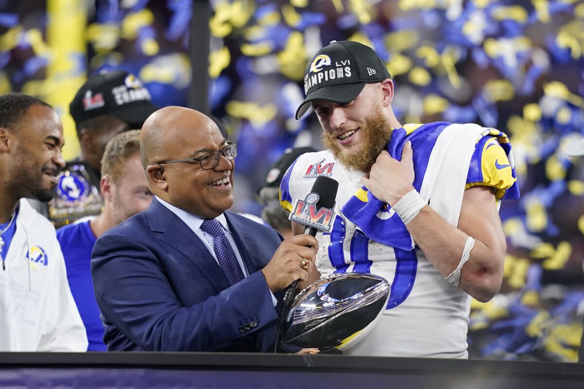 Mike Tirico interviewe le receveur des Rams et le MVP du Super Bowl LVI Cooper Kupp.