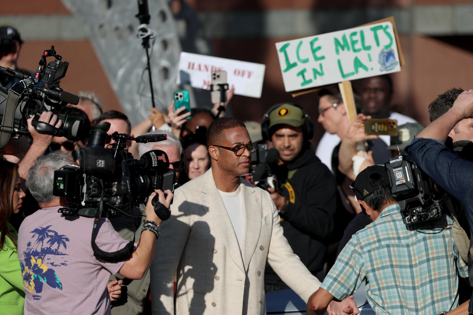 Don Lemon s'adresse aux médias après sa mise en accusation au palais de justice fédéral Edward R. Roybal de Los Angeles.