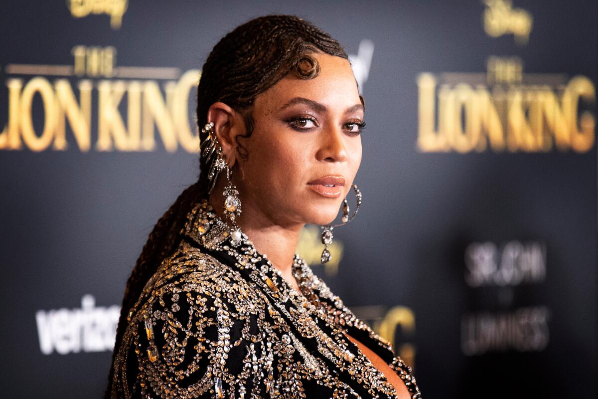 La cantante estadounidense Beyoncé posa para los fotógrafos en la alfombra roja antes del estreno mundial de "El Rey León" en el Teatro Dolby de Hollywood, California, EE.UU.