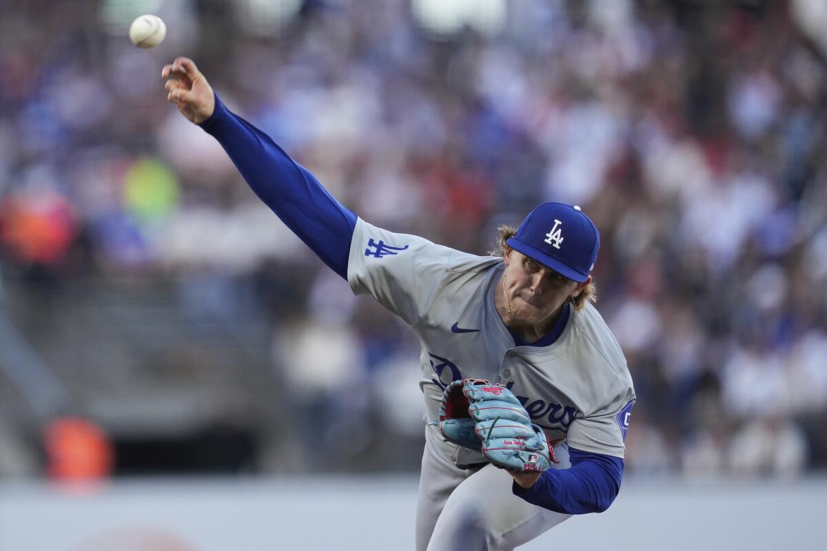 Dodgers'ın atıcısı Landon Knack, Cuma günü San Francisco Giants'a karşı ilk vuruşta sayı yapıyor.