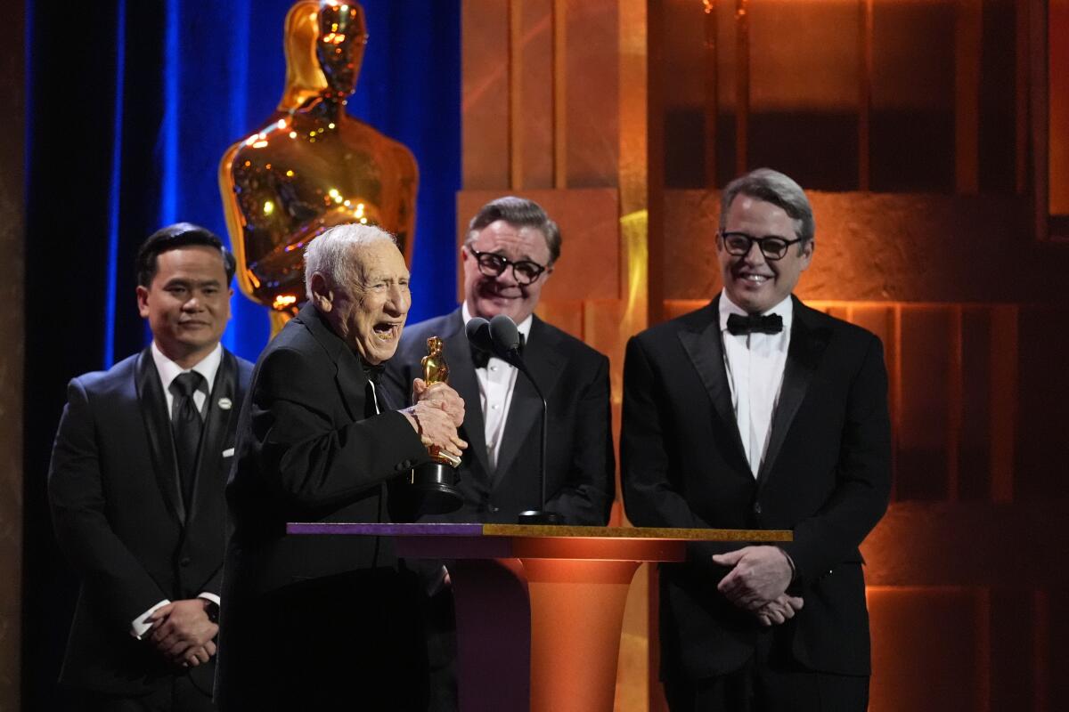 Mel Brooks recibe su premio honorífico durante los Premios de los Gobernadores.