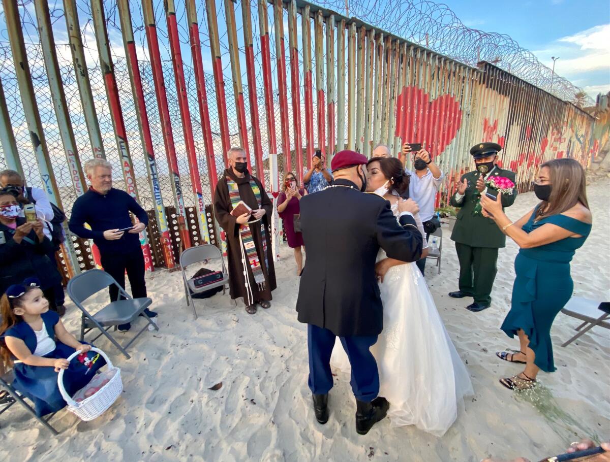 Ceremonia religiosa celebrada este 23 de octubre de 2020 en la playa frente al muro entre Tijuana y San Diego