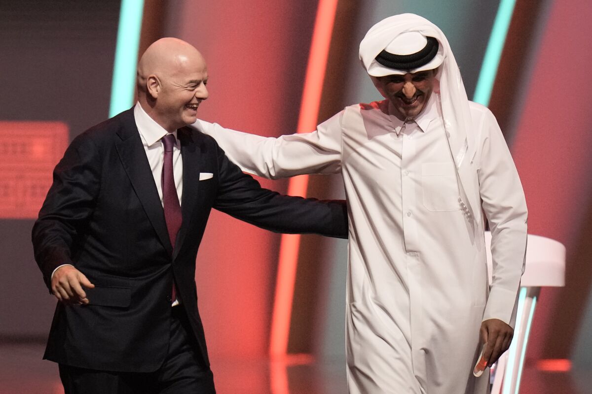 ARCHIVO - El presidente de la FIFA Gianni Infantino (izquierda) y el emir de Qatar Tamim bin Hamad Al Thani