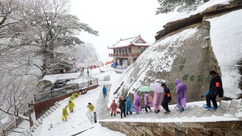 XI? AN, CHINA - Em um dia úmido de inverno, fazer caminhadas no Monte Hua de 7.070 pés pode ser traiçoeiro e frio. o
