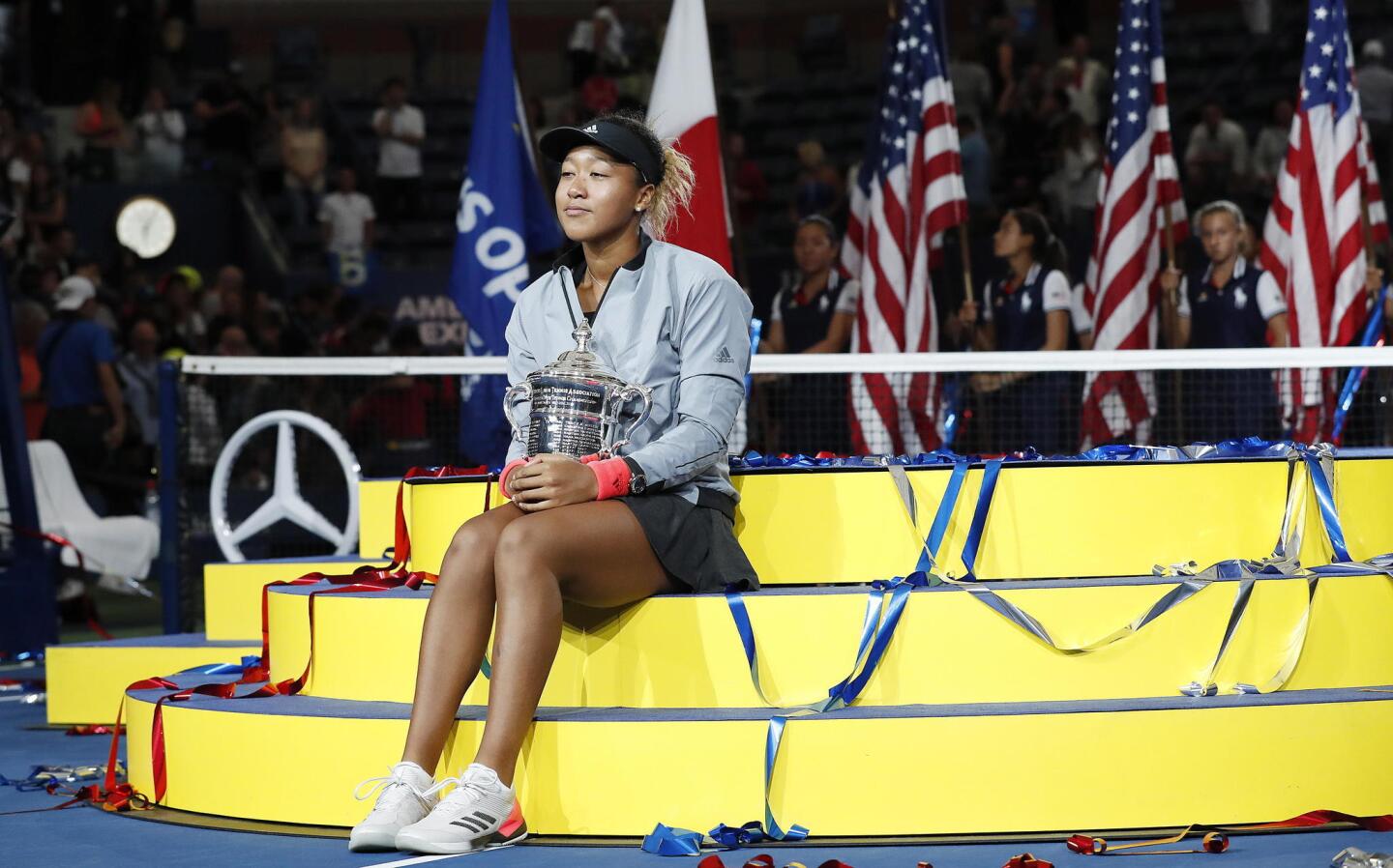 MCX001. New York (United States), 08/09/2018.- Naomi Osaka of Japan holds up the championship trophy after defeating Serena Williams of the US in the women's final on the thirteenth day of the US Open Tennis Championships the USTA National Tennis Center in Flushing Meadows, New York, USA, 08 September 2018. The US Open runs from 27 August through 09 September. (Tenis, Abierto, Japón, Estados Unidos, Nueva York) EFE/EPA/JOHN G. MABANGLO *** Local Caption *** 53000073 ** Usable by HOY and SD Only **