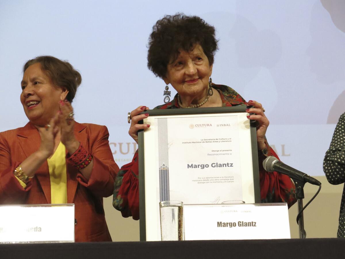 La autora mexicana Margo Glantz recibe un homenaje a la trayectoria del Instituto 