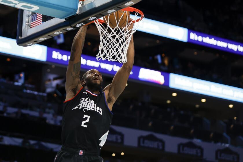 Kawhi Leonard, alero de los Clippers de Los ngeles, realiza una clavada en el partido del 31 de marzo de 2024, ante los Hornets de Charlotte (AP Foto/Nell Redmond)