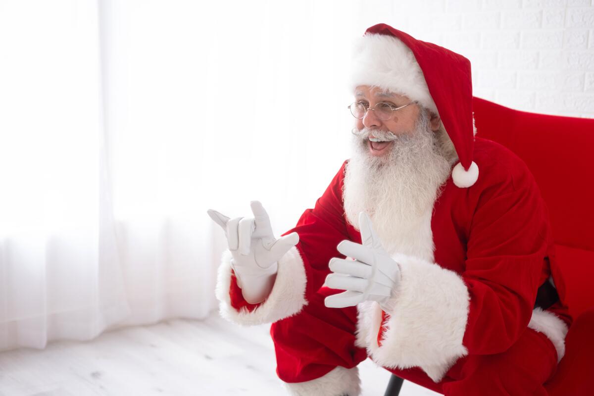 Esta fotografía muestra a Charles Graves vestido de Santa Claus 