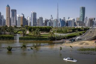 ARCHIVO - Un automóvil queda varado en una inundación causada por las fuertes lluvias en Dubái, Emiratos Árabes Unidos, el jueves 18 de abril de 2024. (AP Foto/Christopher Pike, archivo)