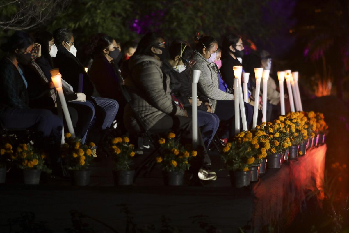 Las familias encienden velas en honor a los miles de residentes del distrito de Iztapalapa