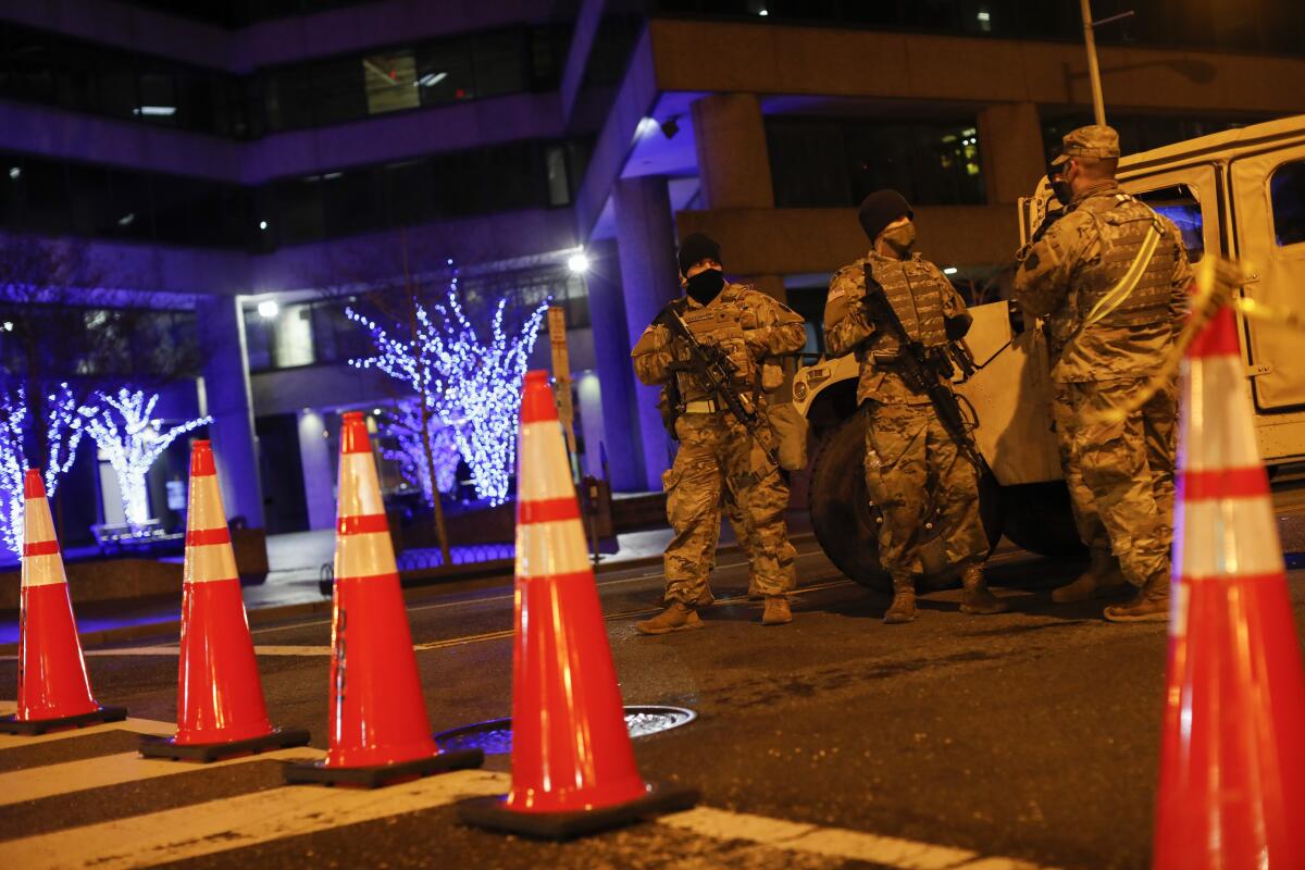 Personal de la Guardia Nacional y policías resguardan una calle cerca del Capitolio, en Washington.