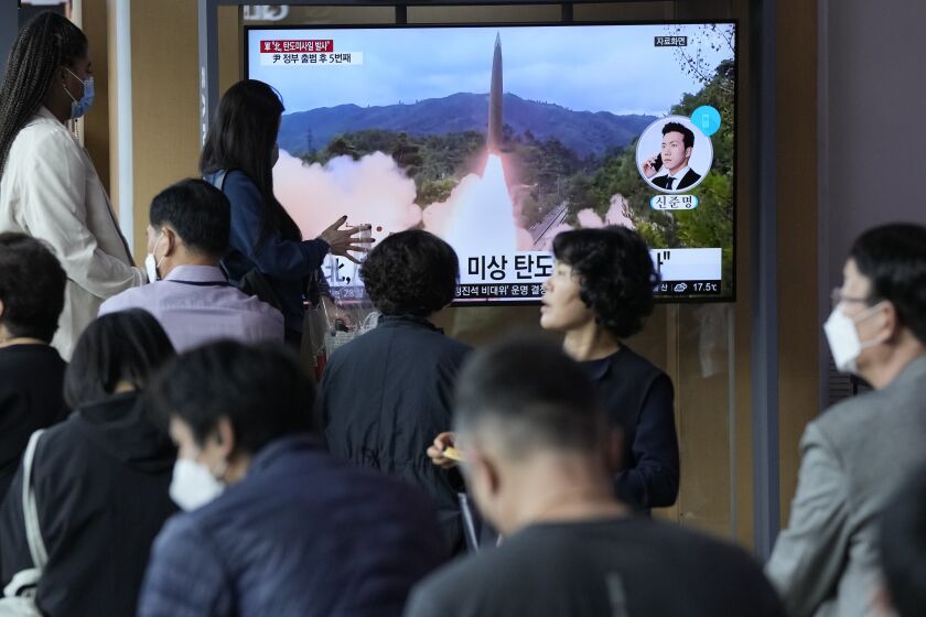 Personas observan un programa de noticias que muestra la imagen de un misil lanzado por Corea del Norte, en la estación de trenes de Seúl, Corea del Sur, el domingo 25 de septiembre de 2022. (AP Foto/Ahn Young-joon)