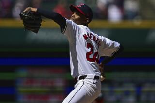 Triston McKenzie de los Guardianes de Cleveland lanza contra los Medias Rojas de Boston, el jueves 25 de abril de 2024, en Cleveland. (AP Foto/David Dermer)