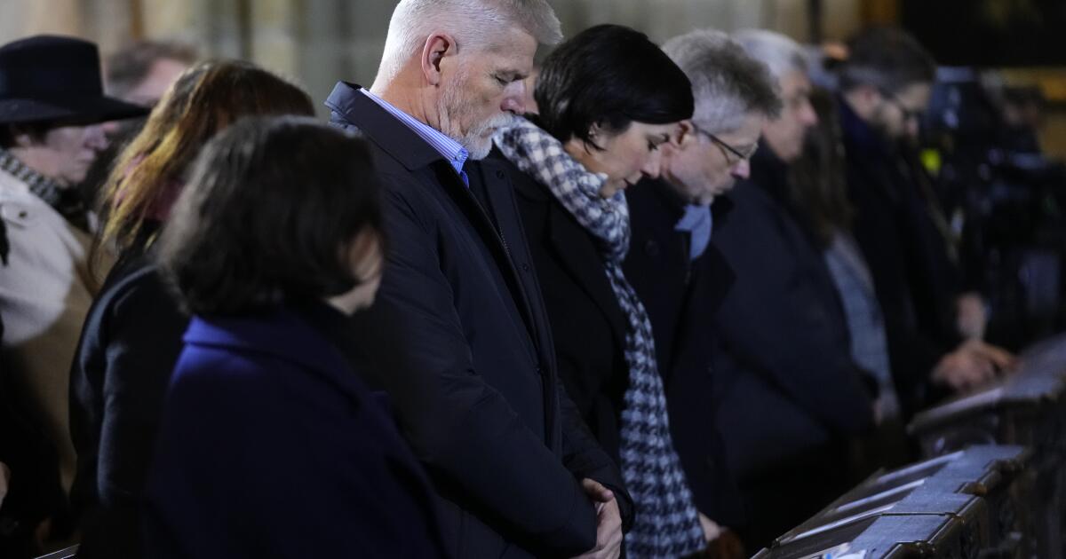 La République tchèque célèbre une journée de deuil pour les victimes de la fusillade de masse