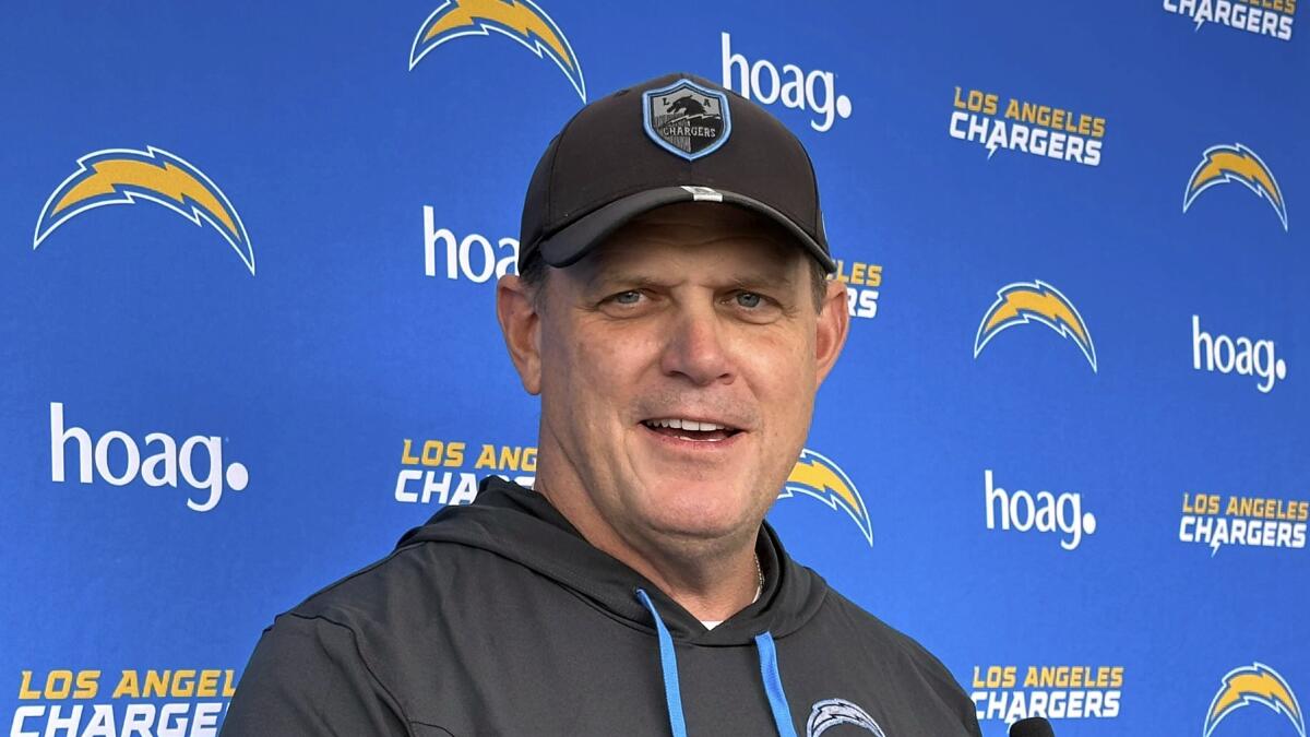 Chargers interim coach Giff Smith embraces his new challenge - Los Angeles  Times