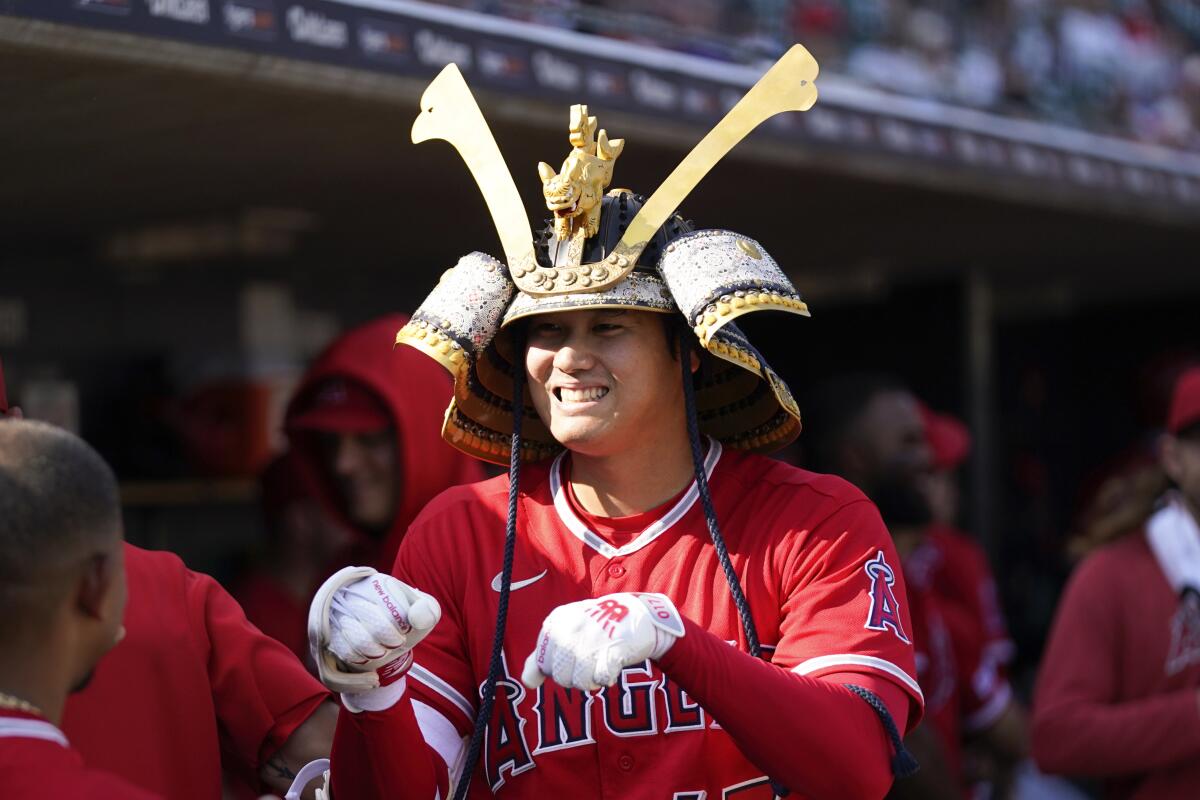 El japonés Shohei Ohtani festeja con un casco de samurai 