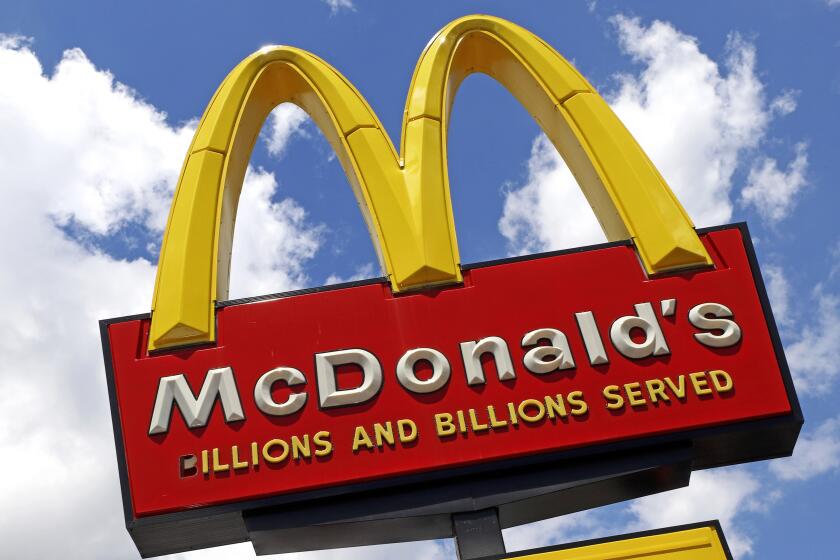 ARCHIVO - La foto de archivo del 25 de junio de 2019 muestra el cartel de un local de McDonald's en Pittsburgh. McDonald's dijo el jueves 26 de septiembre de 2019 que iniciará una prueba limitada de la hamburguesa sin carne en Canadá.