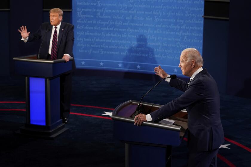 El presidente Donald Trump y el candidato demócrata a la presidencia, Joe Biden, intercambian opiniones.