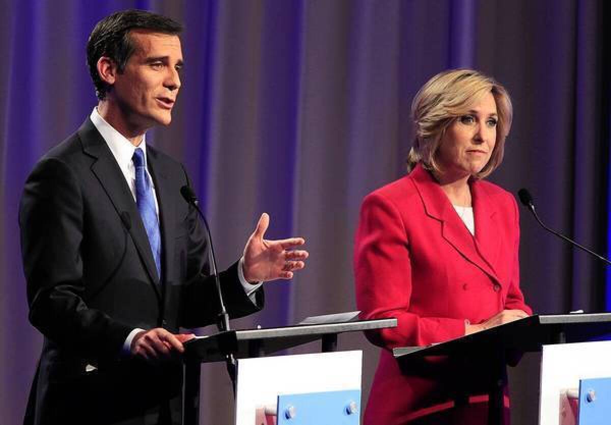 Polling shows the gap between Los Angeles mayoral candidates Eric Garcetti and Wendy Greuel narrowing as the campaign enters its final days, with Garcetti still in the lead.