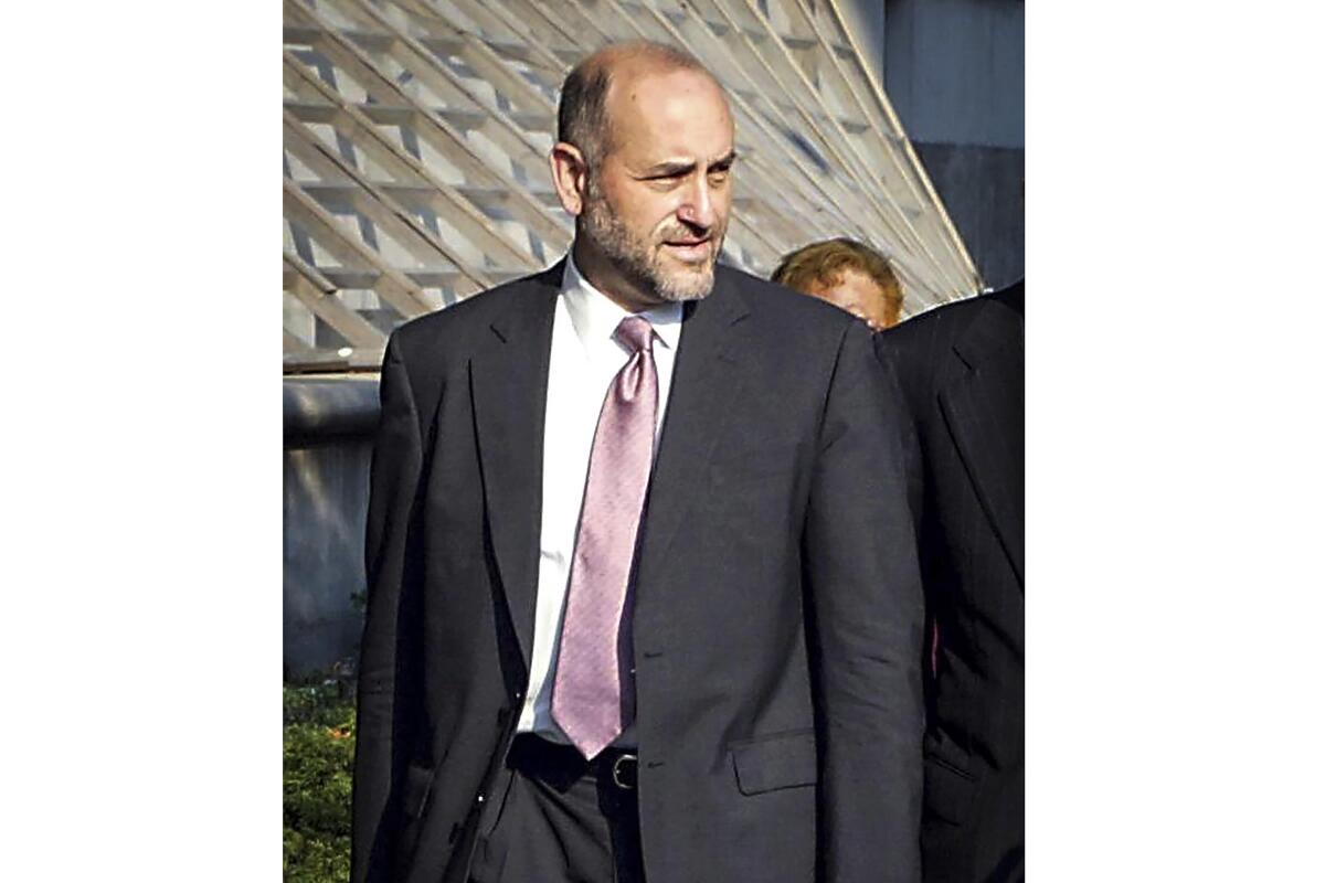ARCHIVO - El abogado Mark Pomerantz llega a la corte federal el 12 de agosto de 2002, 