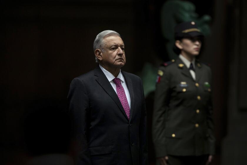 El presidente mexicano Andrés Manuel López Obrador recibe los honores a su llegada para pronunciar un discurso en el Palacio Nacional, en la Ciudad de México, en una ceremonia con motivo del tercer aniversario de su elección presidencial, el jueves 1 de julio de 2021. (AP Foto/Fernando Llano)