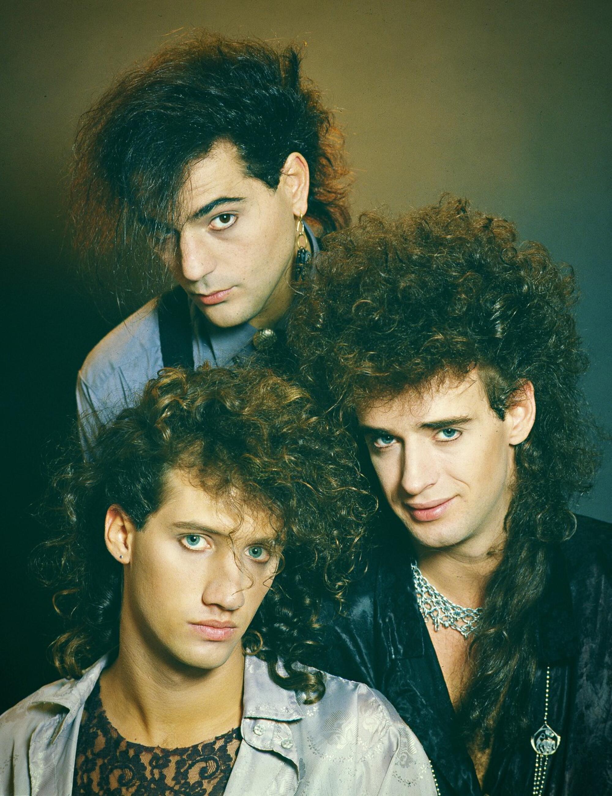 Zeta Bosio (arriba), Charly Alberti (izq.) y Gustavo Cerati (der.), Soda Stereo, revolucionaron los años 80 