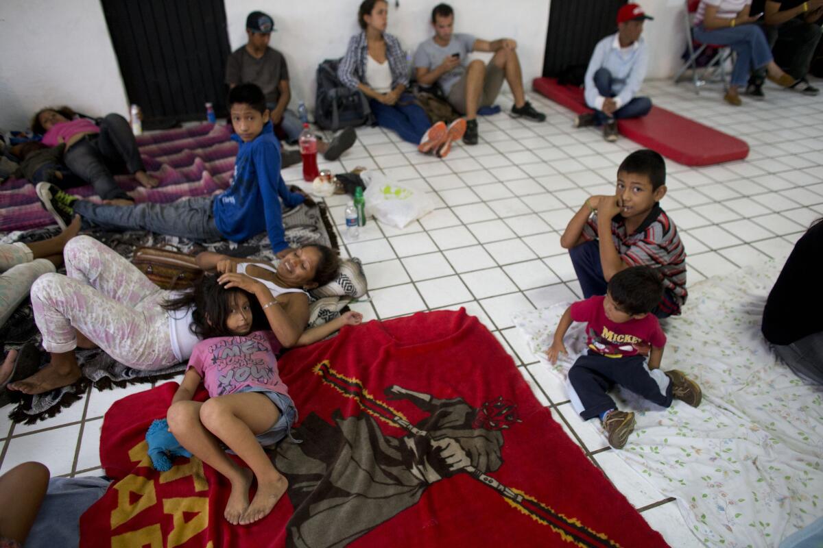 Residentes y turistas se refugian en un pequeño albergue instalado por la Cruz Roja a la espera del huracán Patricia en Puerto Vallarta, México, el viernes 23 de octubre de 2015. (AP Photo/Rebecca Blackwell)