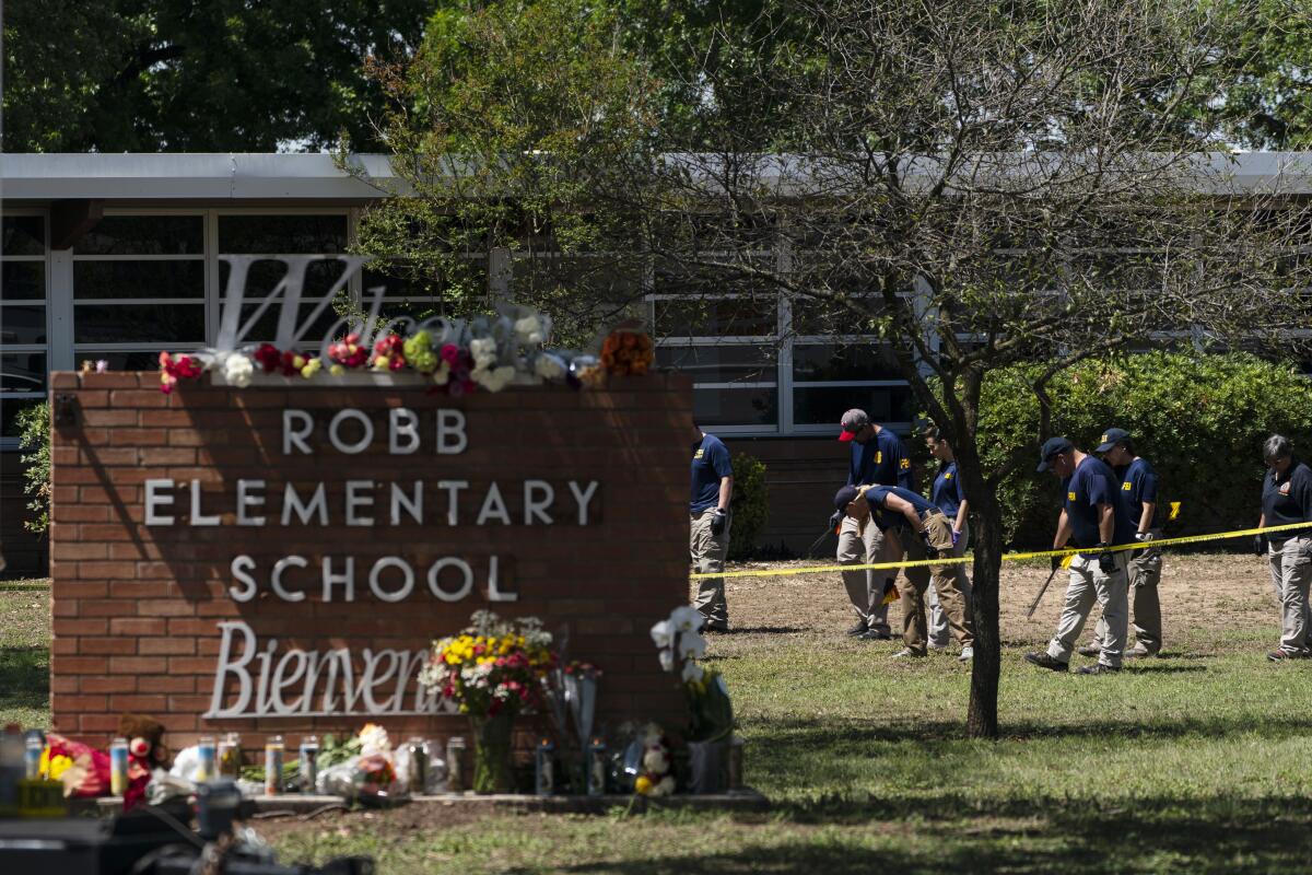 Investigadores buscan evidencia afuera de la escuela primaria Robb, en Uvalde, Texas,