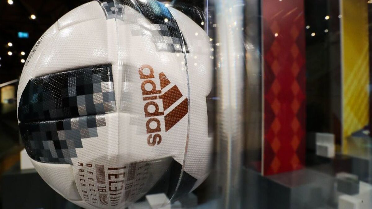 Existencia semilla verbo World Cup: A closer look at the technology inside the 2018 World Cup soccer  ball - Los Angeles Times