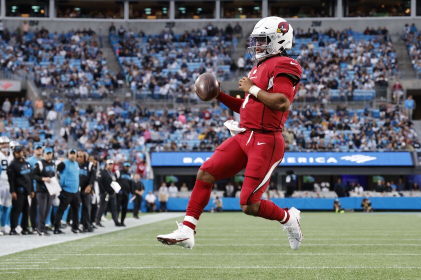 El quarterback Kyler Murray anota un touchdown por los Cardinals de Arizona ante los Panthers de Carolina, en Charlotte, Carolina del Norte, el domingo 2 de octubre de 2022. (AP Foto/Nell Redmond)